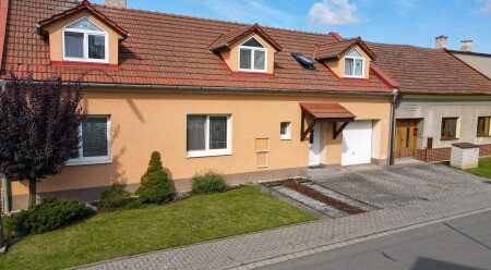 Prodej krásného rodinného domu se slunnou zahradou nacházející se v obci Bohuňovice.